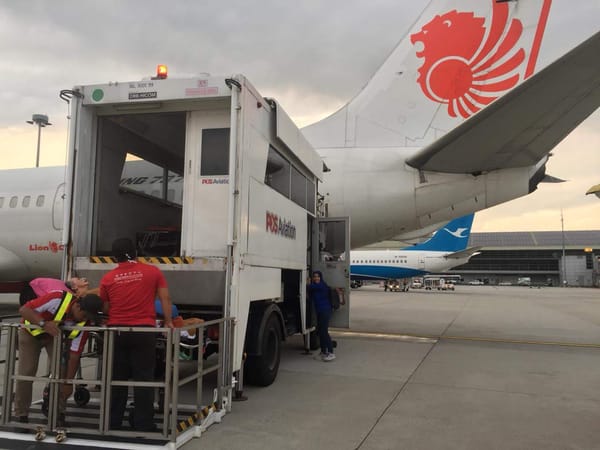 Bagaimana Keadaan Pasien dan Apa Saja yang Dilakukan Saat Pasien Komersial Stretcher Transit?