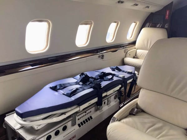 Apakah Boleh Membawa Pasien dengan Private Jet yang Belum Ada Sertifikasi Stretcher?