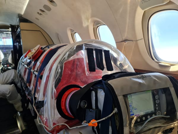 Fungsi dan Kegunaan Stretcher Isolasi (Isolation Pod) pada Air Ambulance