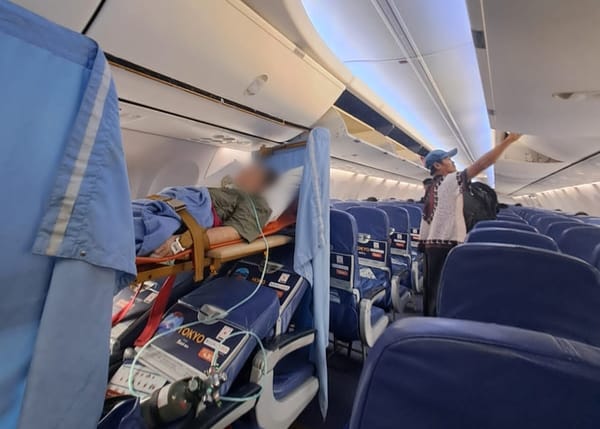Evakuasi Pasien Kanker Hati dengan Commercial Airline Stretcher: Solusi Air Ambulance yang Lebih Terjangkau