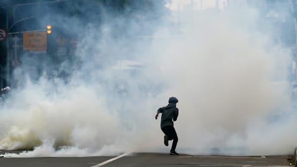 Apakah Aman Jika Mata Terkena Gas Air Mata? Efek Samping, Pencegahan, dan Kesembuhannya